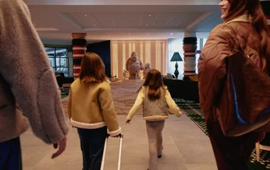 Família chegando em recepção de um dos resorts Club Med Premium All Inclusive