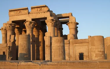 Faites une halte sur le site de Kôm Ombo