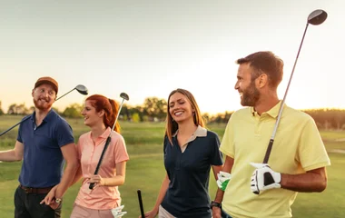 groupe de personnes au golf