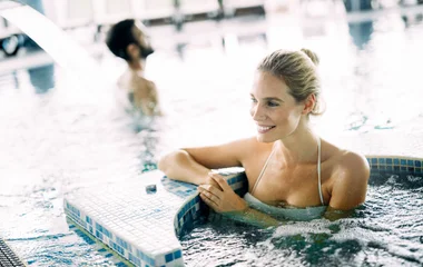 Femme dans une piscine