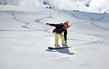 Personne sur un snowboard