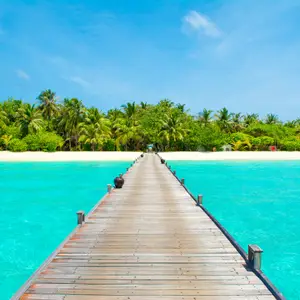 Vista di una passerella panoramica sul mare turchese delle Maldive