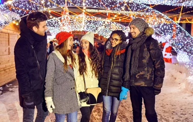 groupe d'amis au marché de noël