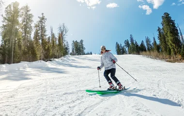 jeune femme pratiquant le ski