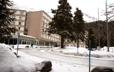 Pessoa esquiando com vista para os Alpes suíços.