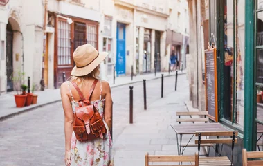 Europe femme qui se balade dans la ville