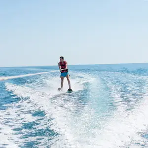 Faire du ski nautique en Corse