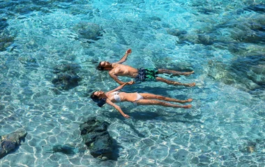 couple se baignant dans l'eau