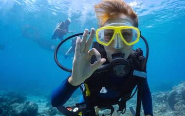 homme qui fait de la plongée