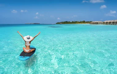 plage avec une femme sur une planche