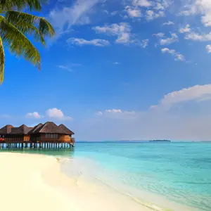 Resort alle Maldive con spiaggia bianca e mare cristallino