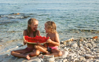 Deux filles qui s'amusent sur la plage en Croatie