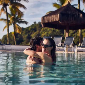 Pareja en la piscina principal, Rio das Pedras