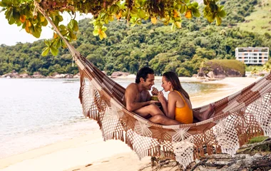 pareja en la playa de Rio das Pedras