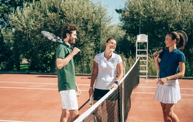 grupo de chicos haciendo tenis en un club med resort