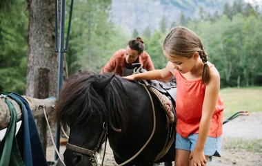niña con caballo