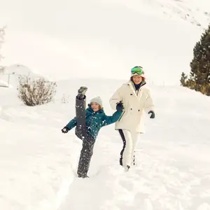 madre e hijo en la nieve