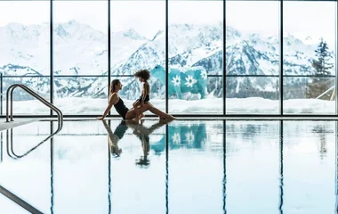 madre e hija en la pileta