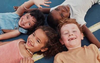 niños en la cancha de tenis
