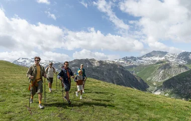 Familia haciendo trekking en los alpes verano