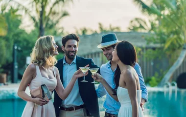 grupo de amigo brindando junto a la piscina de club med resort