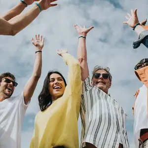 grupo levantando la mano en club med all inclusive resorts