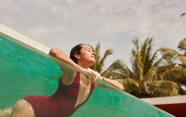 mujer en la pileta inspiracional