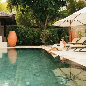 mujer en la pileta del resort de bali