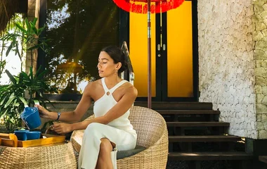 mujer en village tomando el te