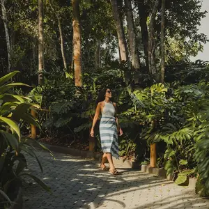 Mujer en la naturlaeza del resort Club Med Trancoso