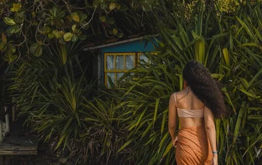 mujer en la playa con naturaleza