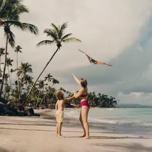 madre con su hijo en la playa de Club Med Miches
