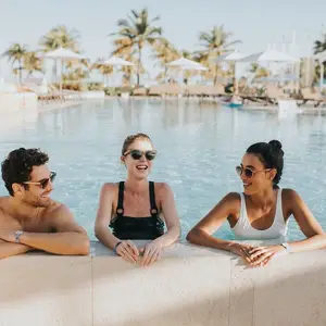 tres amigos en la piscina de Turkoise