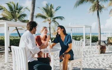 tres personas hablando en Club Med Trukoise