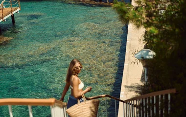 mujer en la escalera de la playa en Bodrum, Turquía