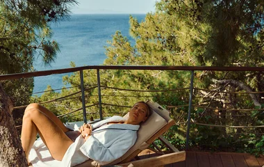 pareja en bata disfrutando