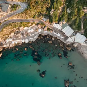 cefalu paisaje de mar y rocas con ciudad