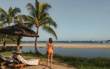 mujer con village y naturaleza