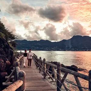 pareja caminando con fondo de mar en Club Med Seychelles