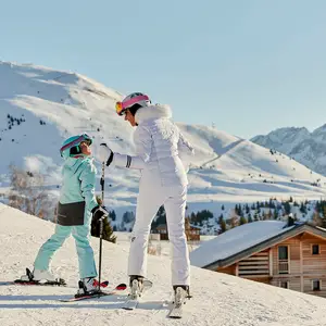 mama e hijo en la montaña por esquiar