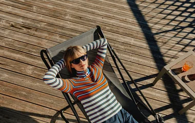 Mujer en la reposera de village club med de nieve