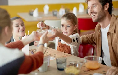 Niña mas familia cocinando