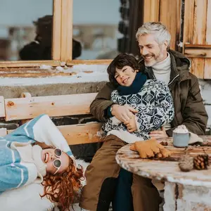 familia sentados al aire libre