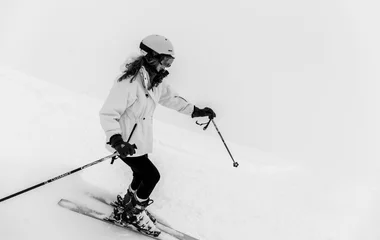 una mujer esquiando en blanco y negro