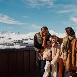 madre, padre e hija con vista a la montaña
