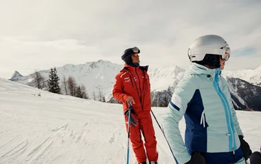 Montaña de fondo con profesor mas alumna