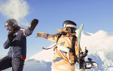 dos amigos en la montaña