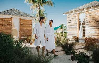 Pareja con bata saliendo del spa de Club Med