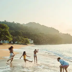 familia en el mar de Rio das Pedras