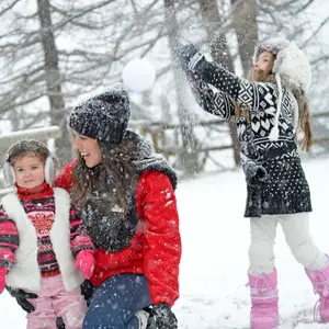 mãe com filha na neve